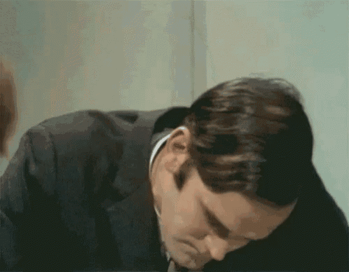 GIF de John Cleese olhando de forma não surpresa